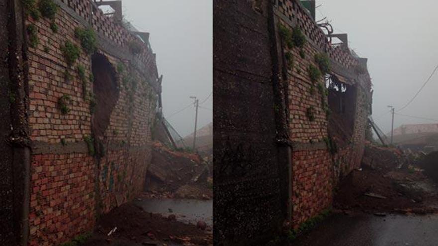 El muro de una casa en Camiño de Gondomar, a punto de desplomarse. // FDV