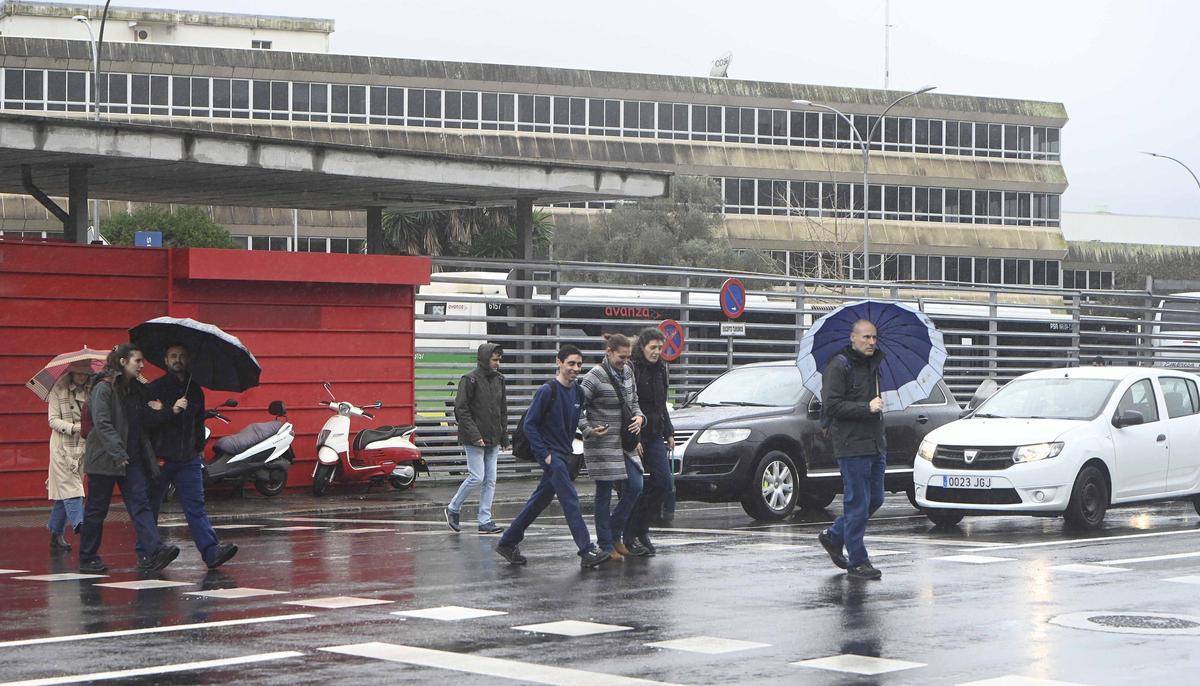 Trabajadores a la salida de la planta de Stellantis en Vigo