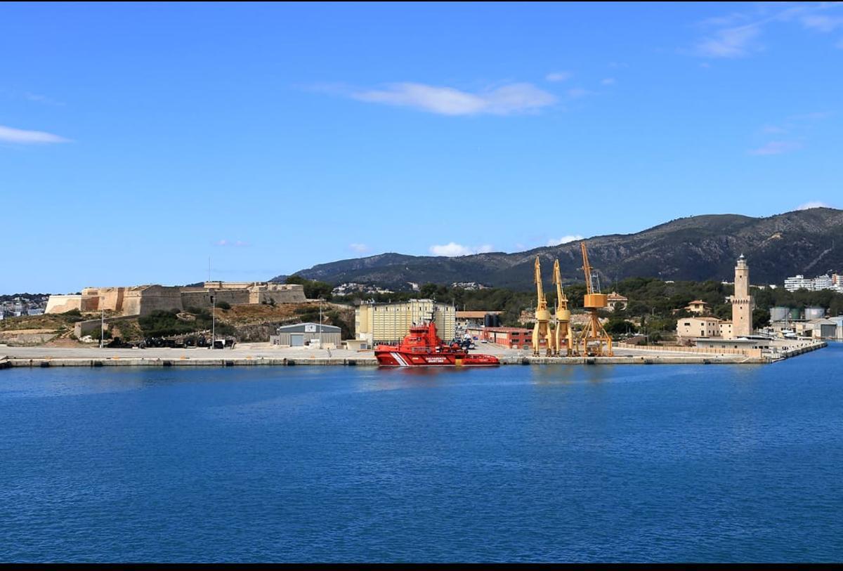 Castell de San Carles y faro de Portopí.