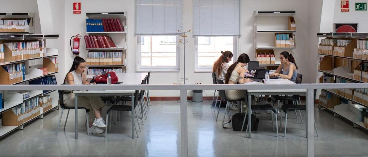 Varias estudiantes, en la biblioteca del Campus Viriato de Zamora. |