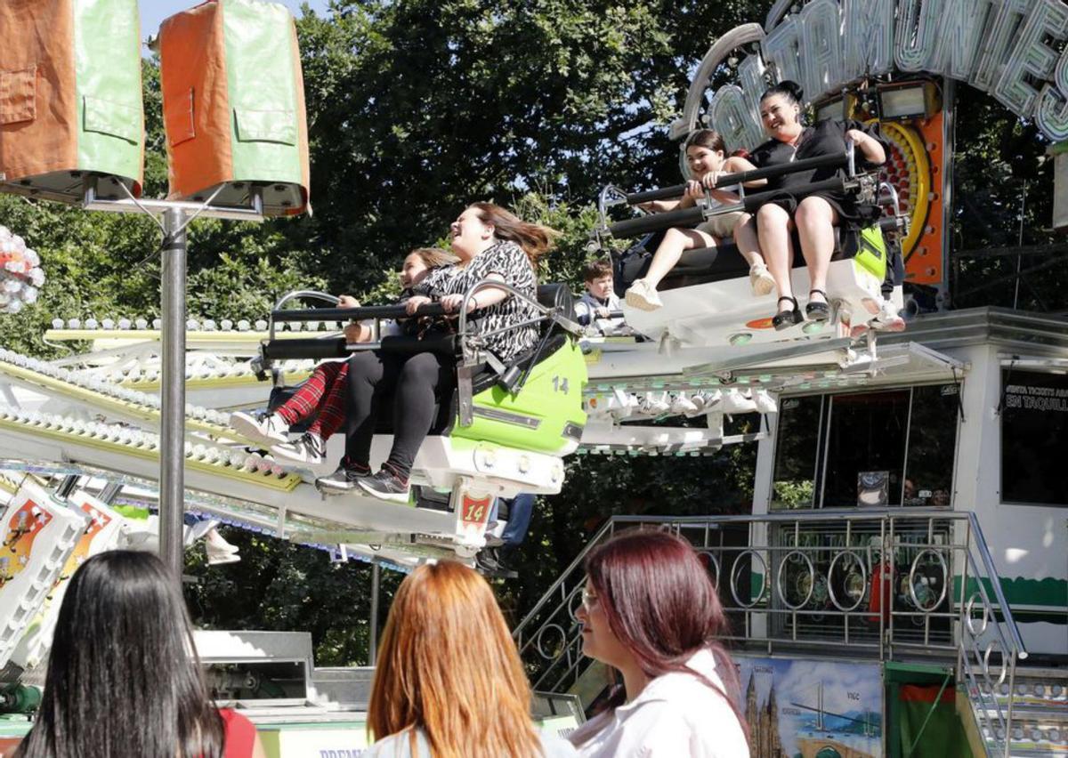 Gente en las atracciones de la Alameda ayer / Antonio hernández
