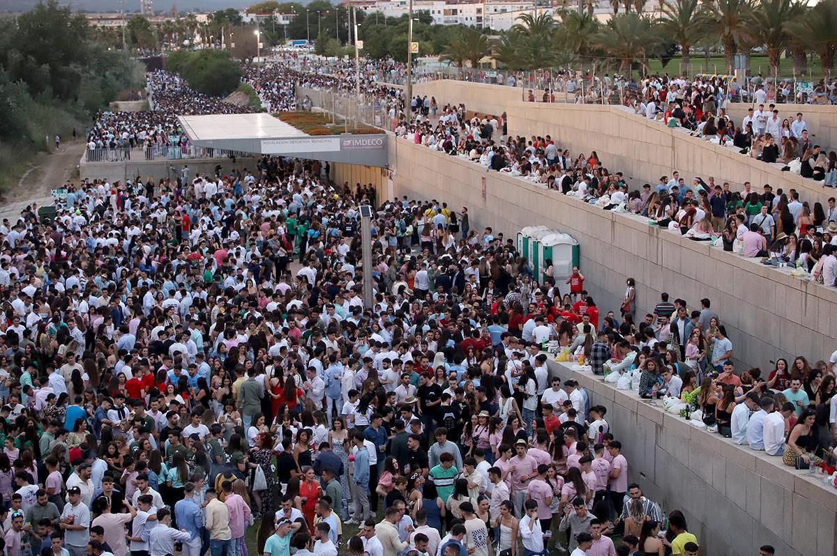 Centenares de jóvenes hacen el tradicional botellón del miércoles de Feria