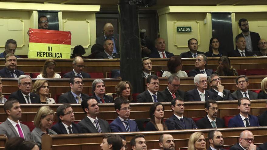 Un diputado de IU, con la bandera republicana en las Cortes.