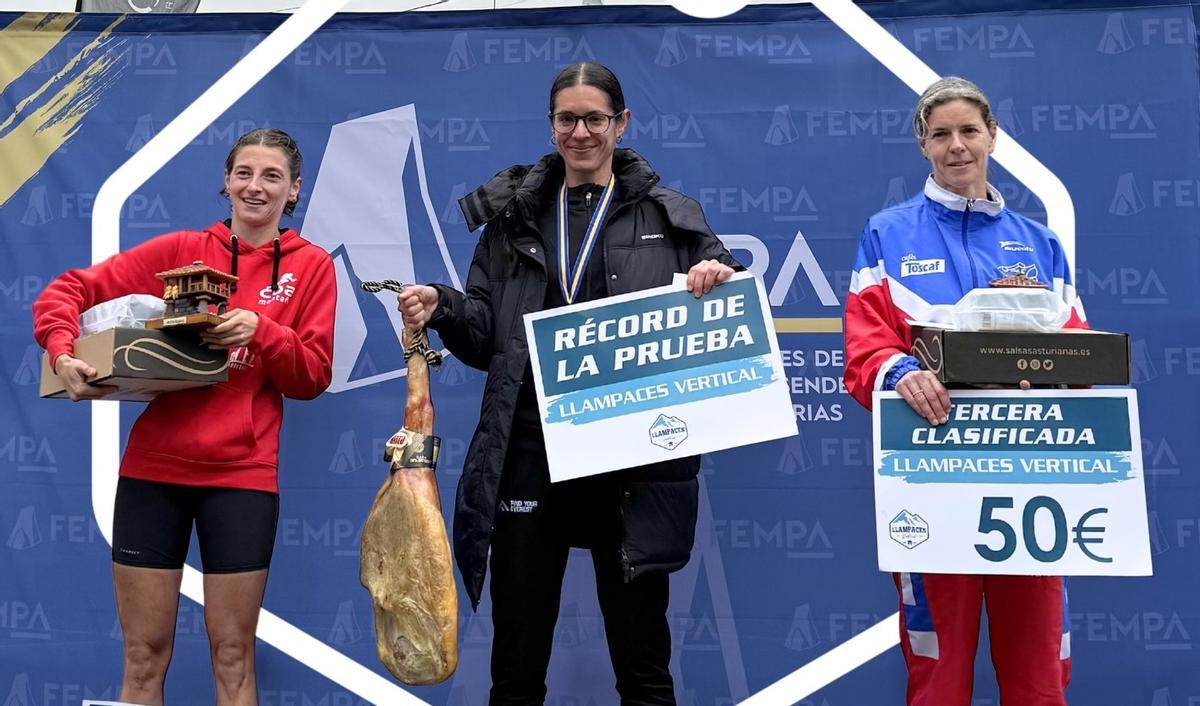 El podio femenino, con Marta Martínez en el centro, Sara Herrero a la izquierda y Beatriz Tenreiro a la derecha.