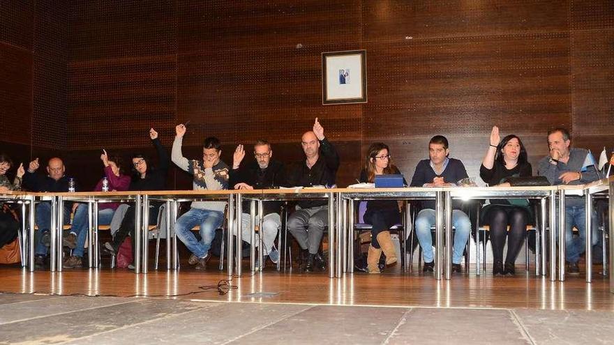 Un momento de la sesión plenaria de ayer en el Centro Social do Mar de Bueu. // Gonzalo Núñez