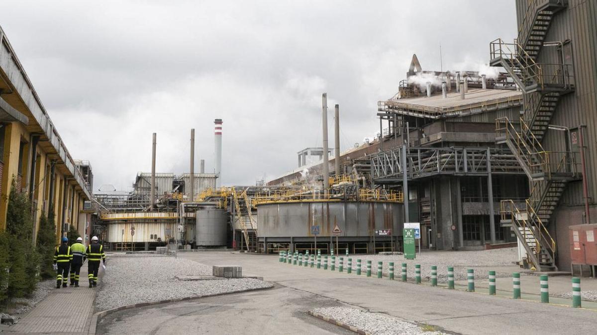 Instalaciones de Asturiana de Zinc, en San Juan de Nieva.