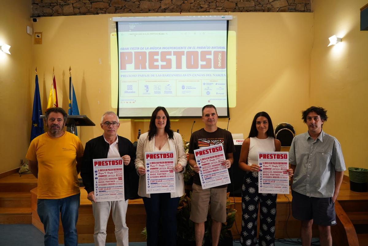 Alejandro Martínez Vega, Antón García, Tania Martínez, José Luis Rodríguez Mera, Clara García y Juan Gama de Cossío, este miércoles, en la casa de cultura de Cangas.