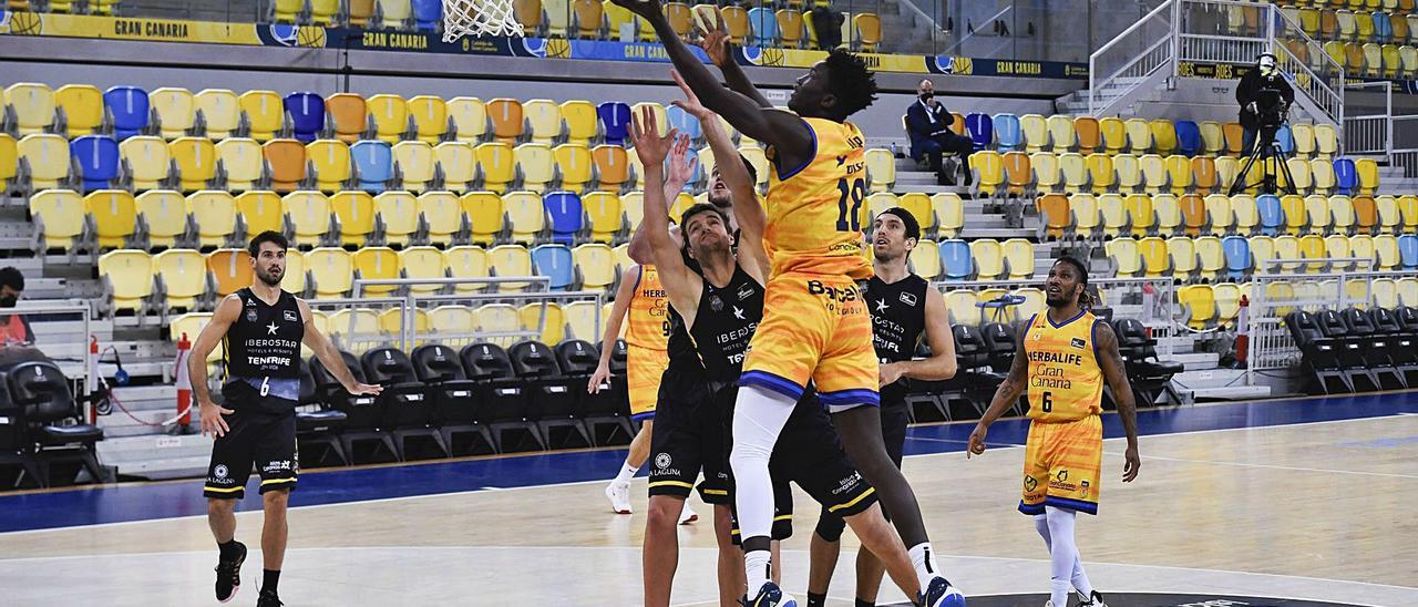 Khalifa Diop, pívot del Herbalife Gran Canaria, intenta anotar frente a la posición de Aaron Doornekamp, ayer, en el derbi canario.