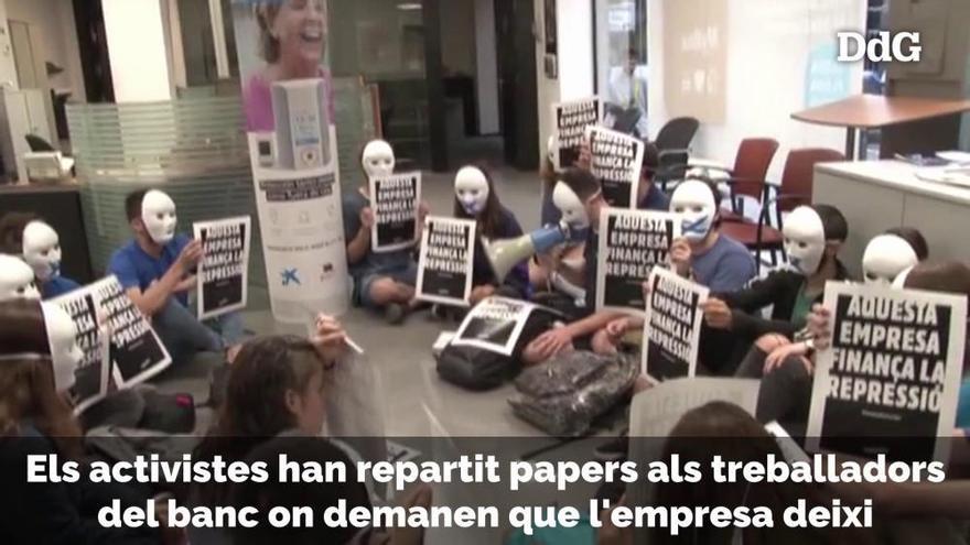 El Tsunami ocupa una oficina de CaixaBank i demana que l'empresa deixi de finançar governs que "apliquen la repressió"