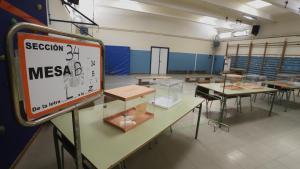 Imagen de archivo de un colegio electoral preparado para recibir a los votantes.