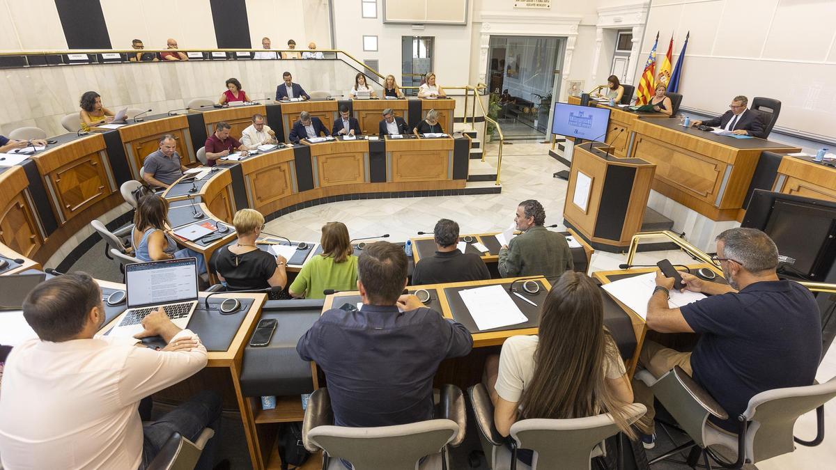 Uno de los últimos plenos celebrados en la Diputación de Alicante, presididos por el popular Toni Pérez