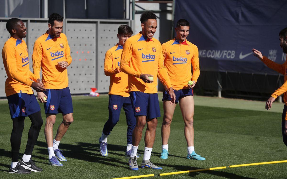 Dembélé y Aubameyang bromean en el entrenamiento previo del viaje del Barça a Nápoles.