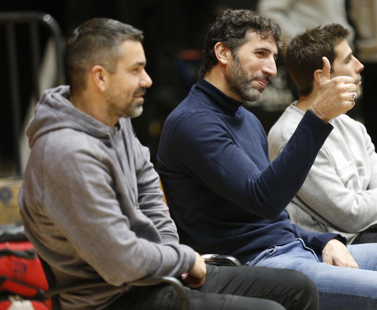 Álex Mumbrú, viendo el partido junto a Rafa Martínez