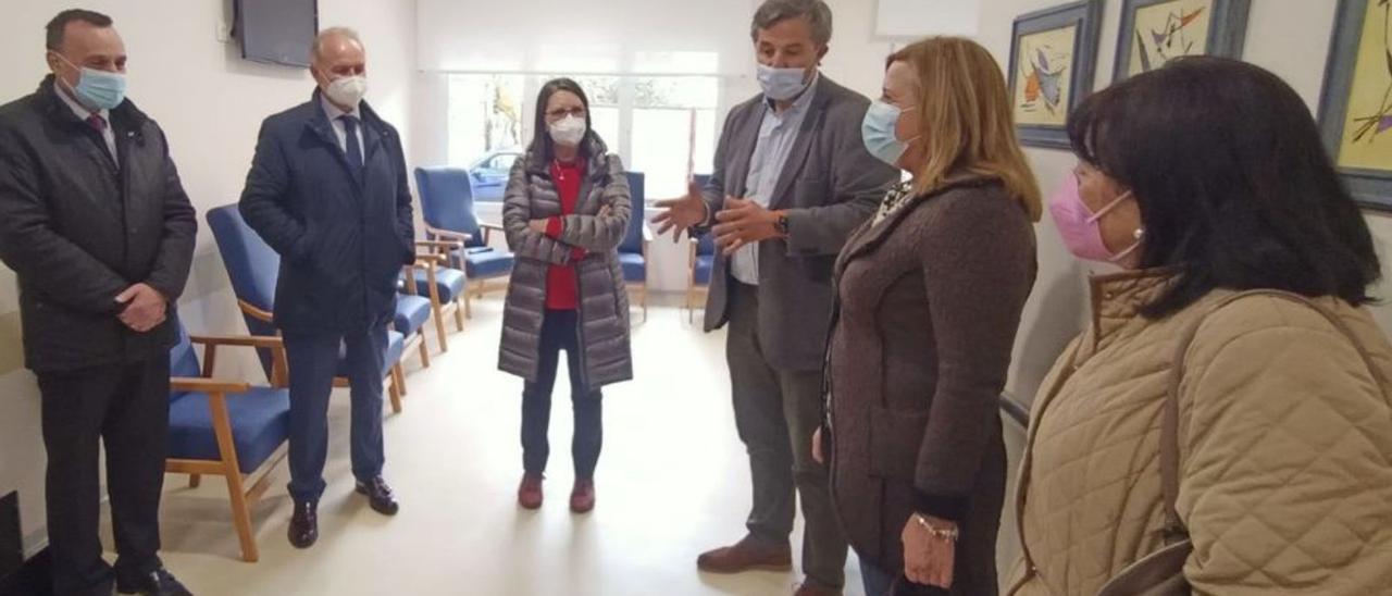 Por la derecha, Fernández Braña, Arbesú, García Corral, Pérez y representantes de Cofas y Bankinter, ayer en la nueva residencia. | D. O.