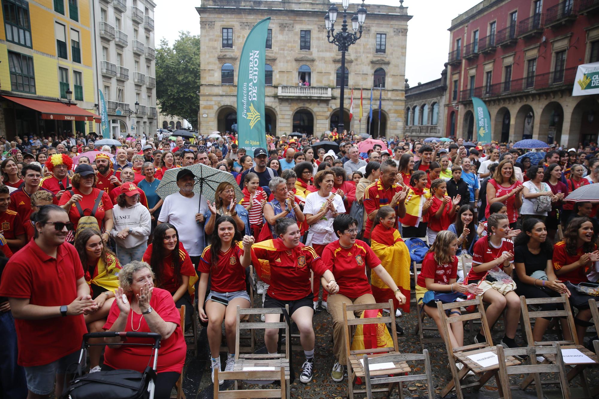 Gijón se vuelca (pese a la lluvia) animando a España en la final del Mundial de fútbol femenino