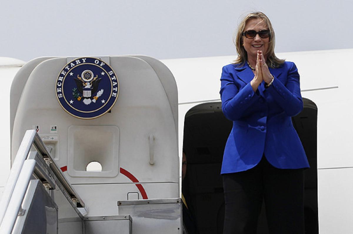 La secretària d’Estat nord-americana, Hillary Clinton, fa una reverència abans d’embarcar en l’avió que la porta de Kolkata a Nova Delhi (Índia).