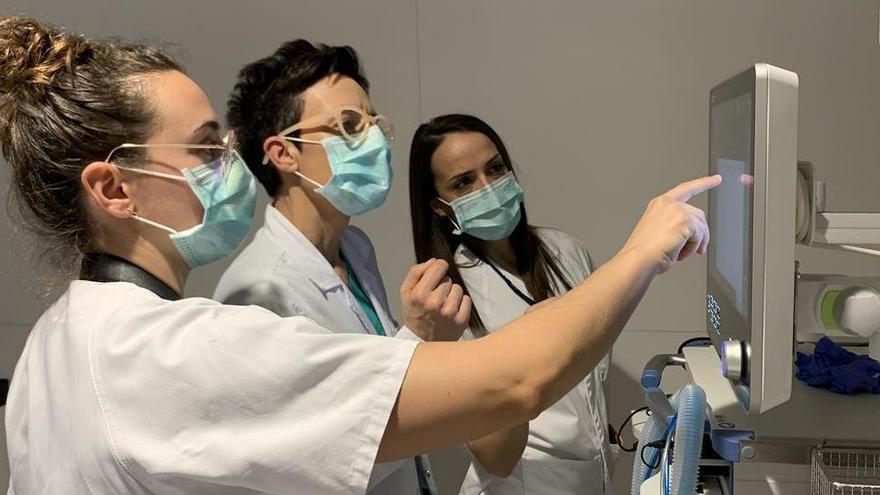 Tres professionals sanitàries de l&#039;hospital Trueta, en una foto d&#039;arxiu