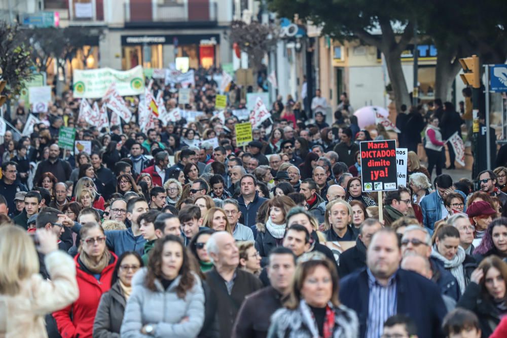 Veinte mil personas reclamaron ayer en las calles de Orihuela la derogación de la ley de Plurilingüismo