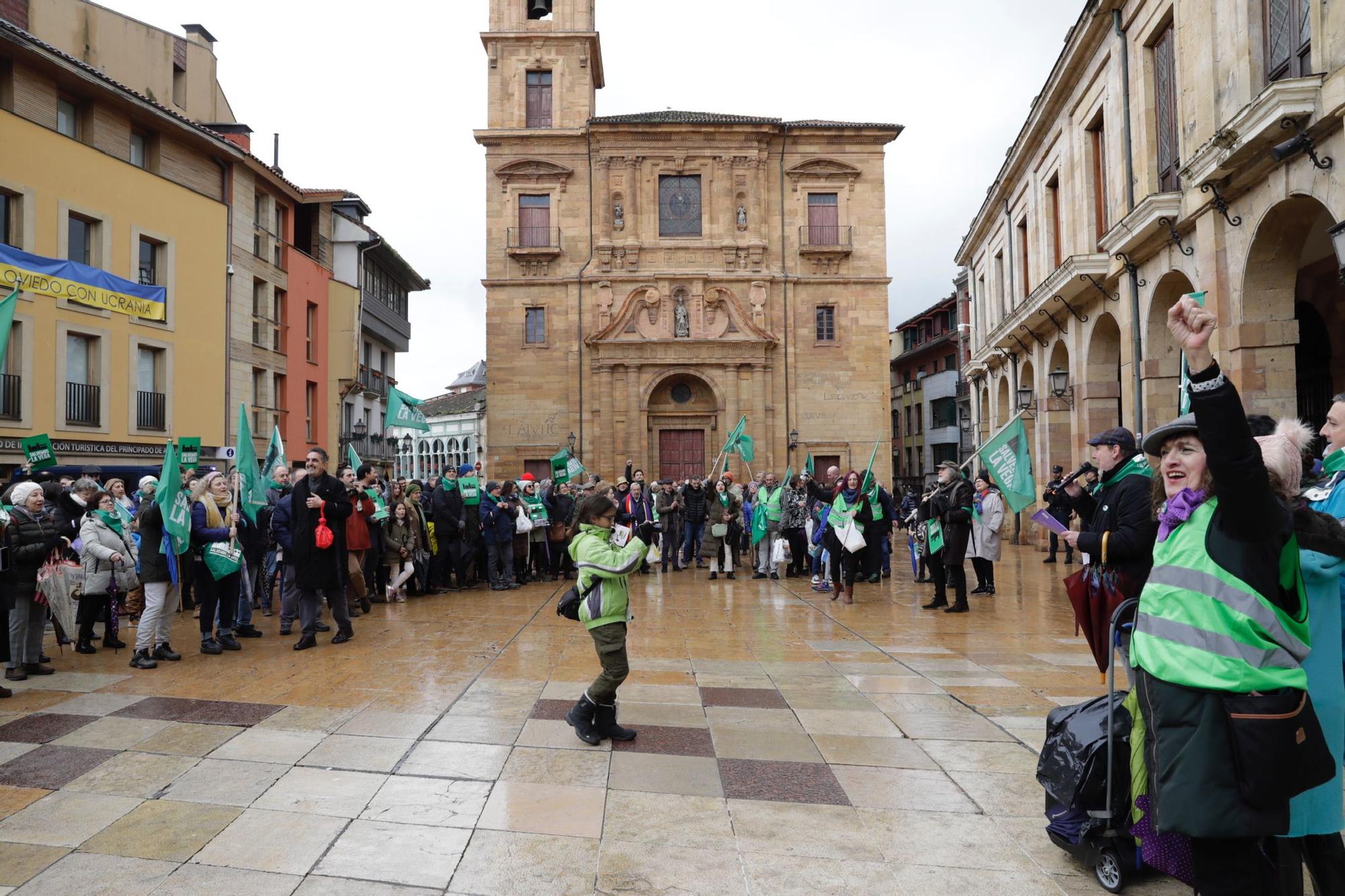 "La Vega no se vende, La Vega se defiende": así fue la concentración de Salvemos La Vega en Oviedo