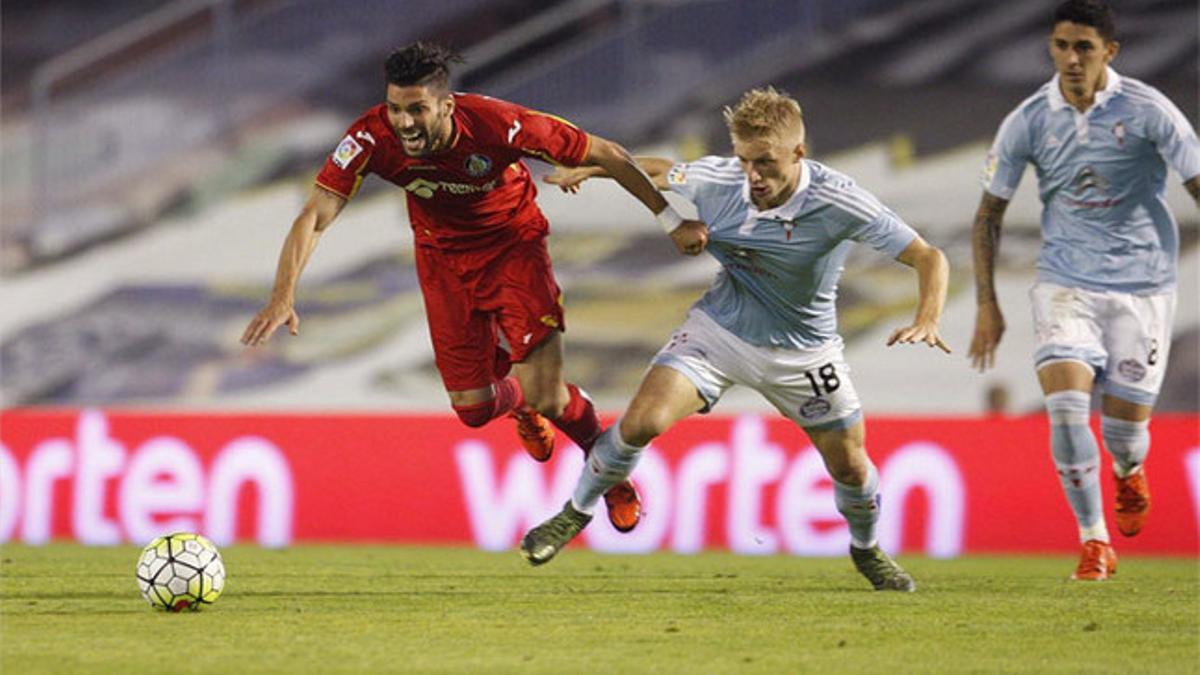 Lafita sufre una entrada de Daniel Wass en el partido contra el Celta