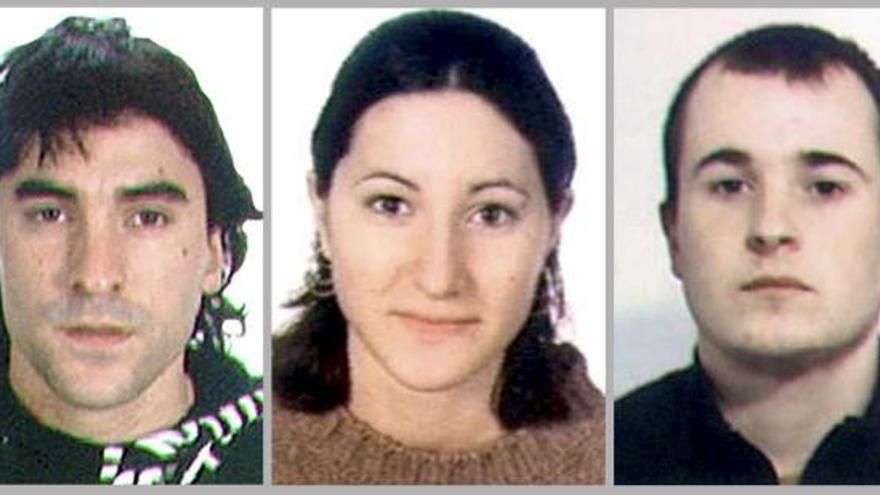 Los presuntos terroristas etarras Asier Borrero (i), Itziar Plaza (c) e Iurgi Garitagoitia (d), fueron detenidos hoy en Francia por agentes franceses en colaboración con la policía española.