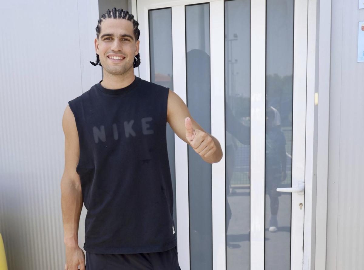 Carlos Alcaraz, sonriente tras entrenar ayer en el Club de Campo de El Palmar. | JUAN CARLOS CAVAL