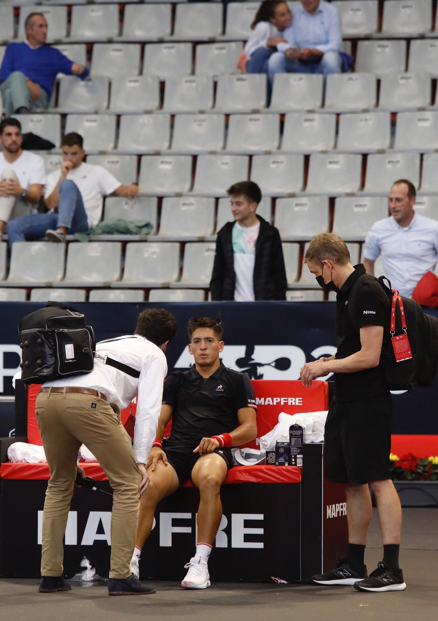 Sebastián Baez se lesiona la rodilla en el Open Open y abandona la pista en silla de ruedas