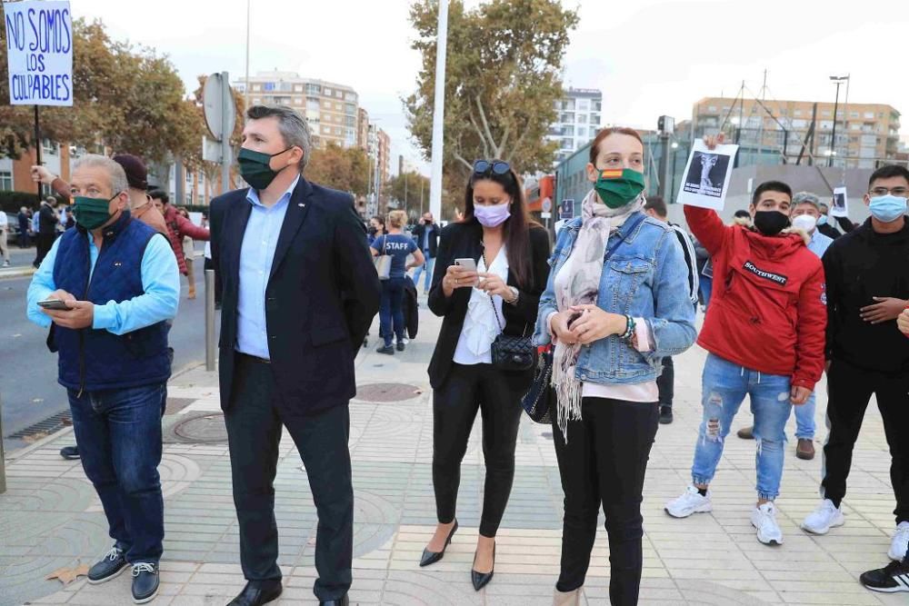 Hosteleros protestan en Cartagena por el cierre de los bares