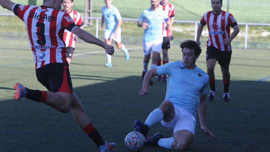 Un futbolista del Beluso se adelanta a un rival ayer.