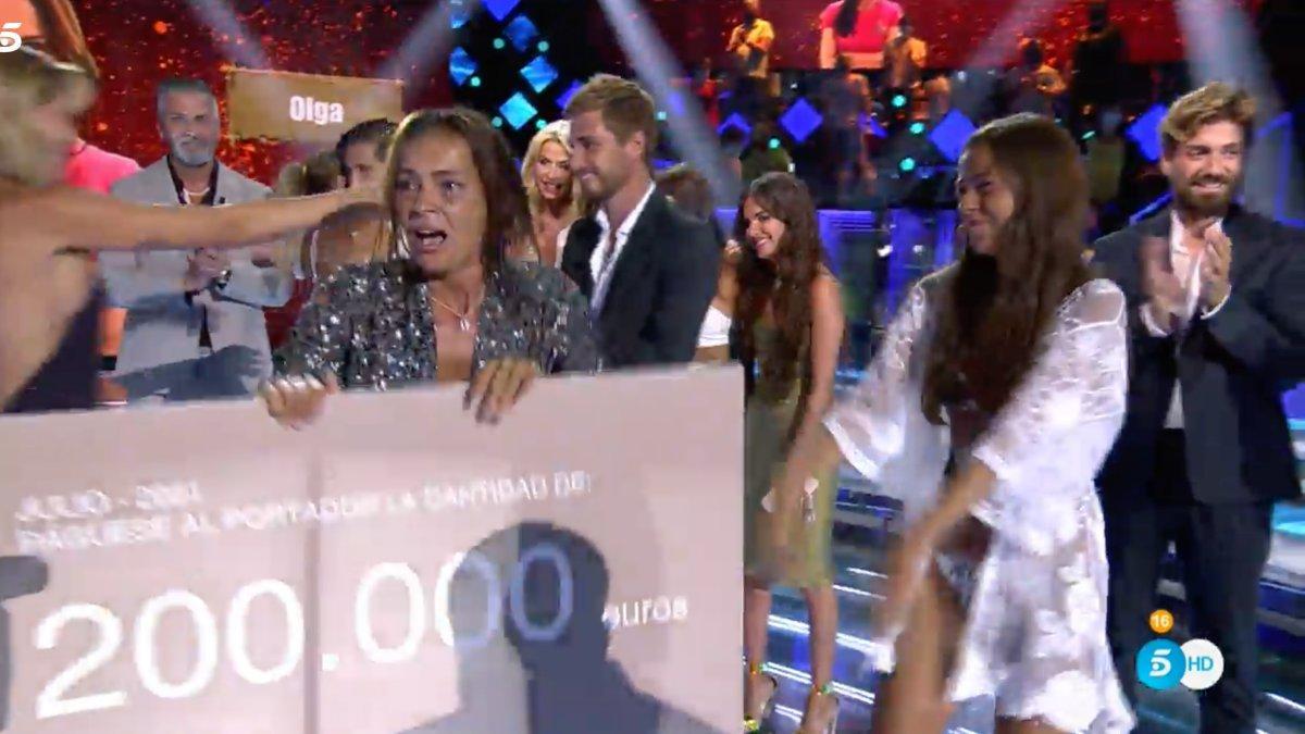 Olga Moreno, emocionada con su chque de 200.000 euros por ganar el concurso