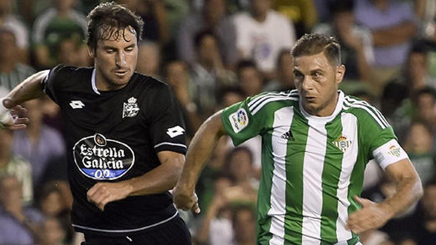 Joaquín y Mosquera, en una acción del partido.