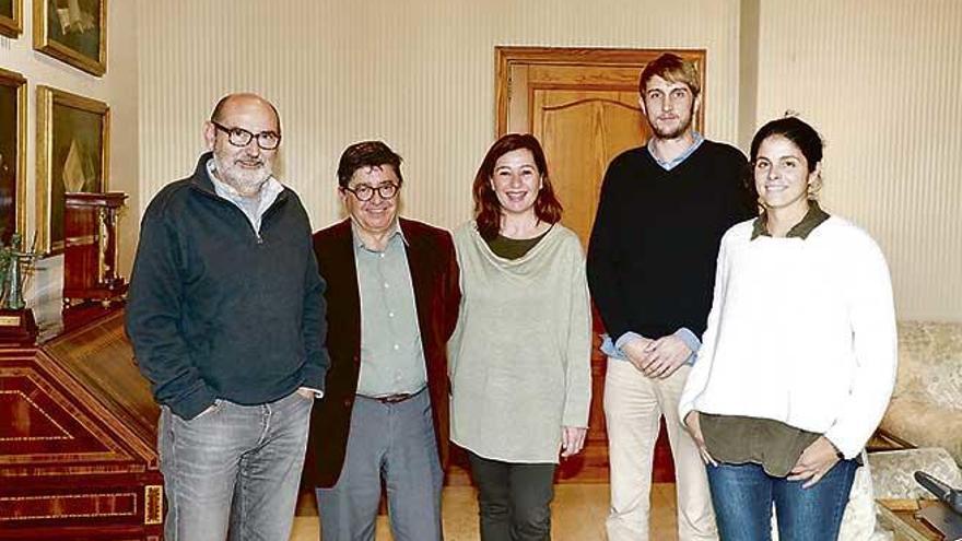 La presidenta Francina Armengol junto a los representantes de la asociación Tramuntana XXI.