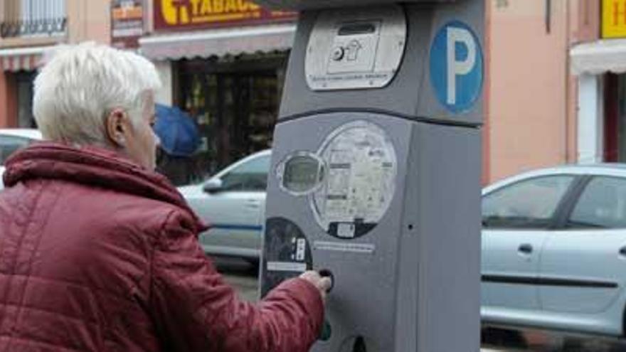 Una usuaria de la zona blava adquireix el seu tiquet en un dels terminals