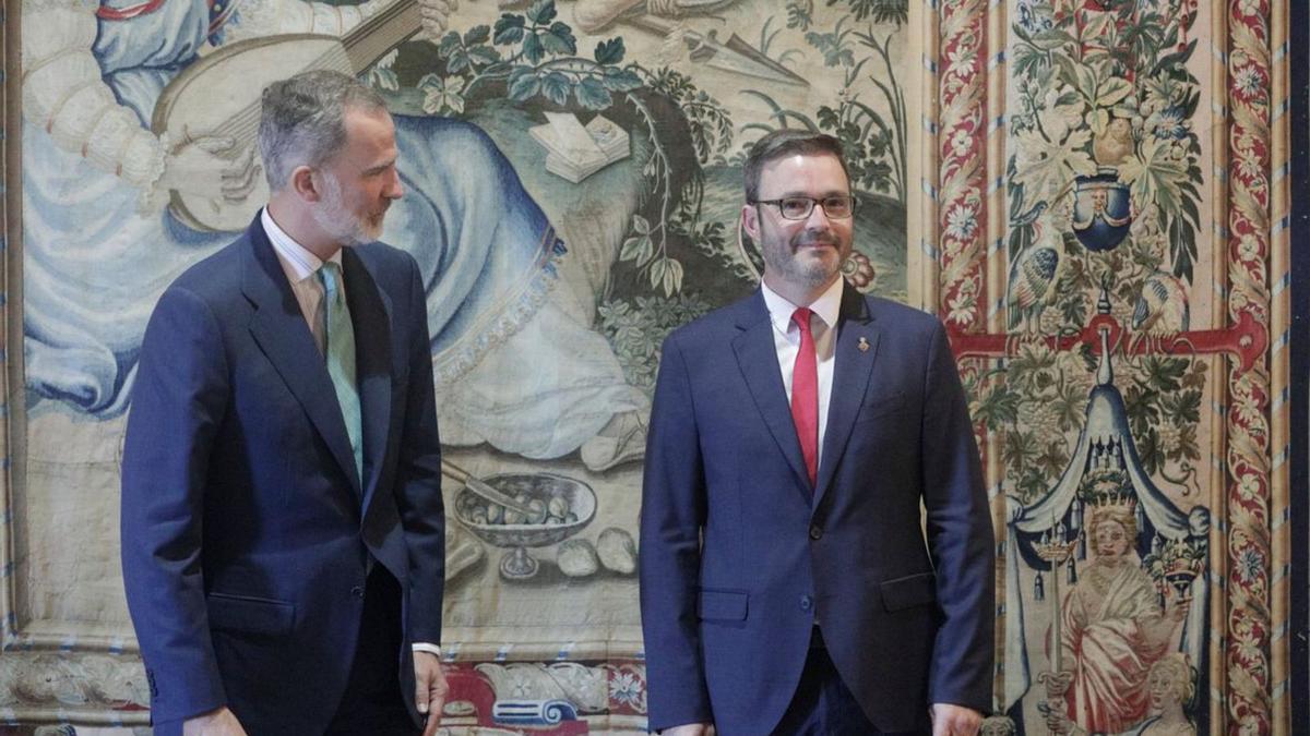 Felipe VI mira al alcalde de Palma, José Hila. | M.MIELNIEZUK