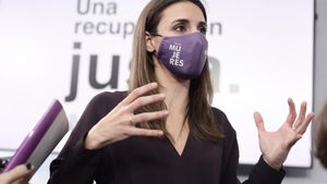 Igualtat estudia crear un ‘telèfon arc de Sant Martí’ de suport a víctimes de LGTBI-fòbia