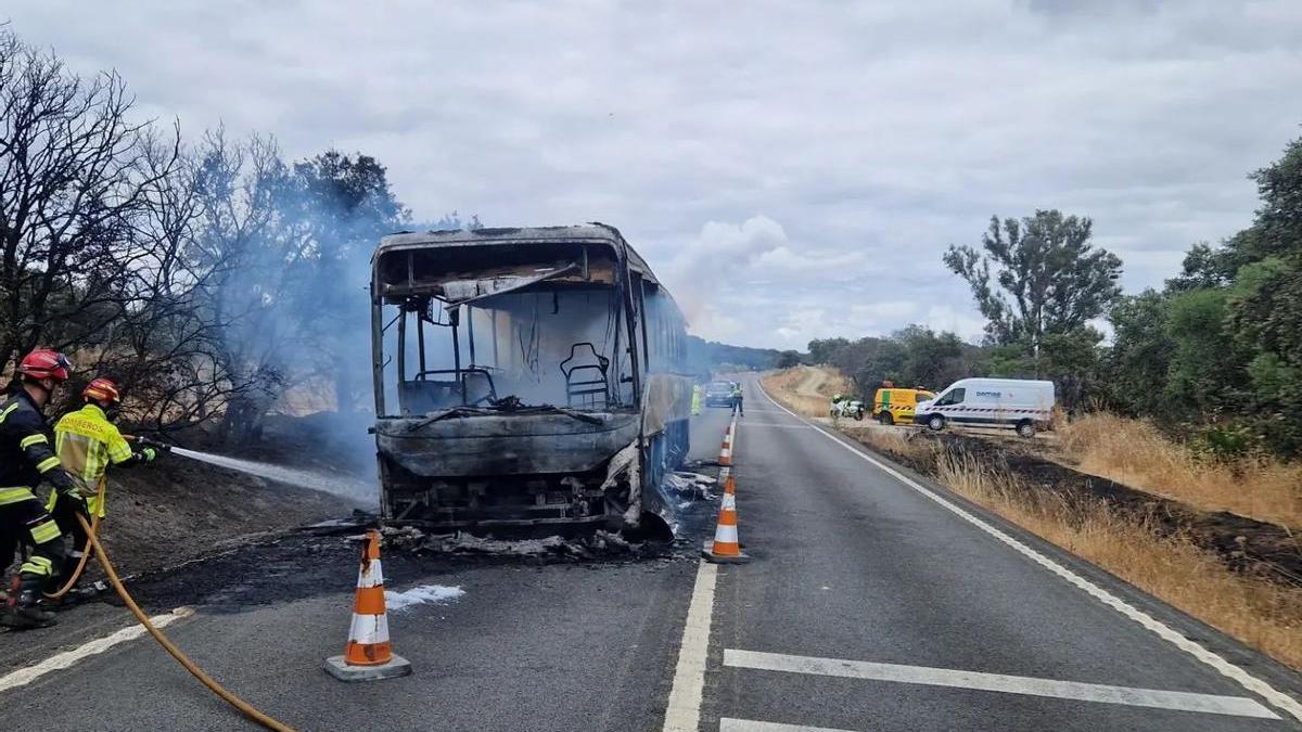 Labores de extinción del autobús calcinado en Castilblanco