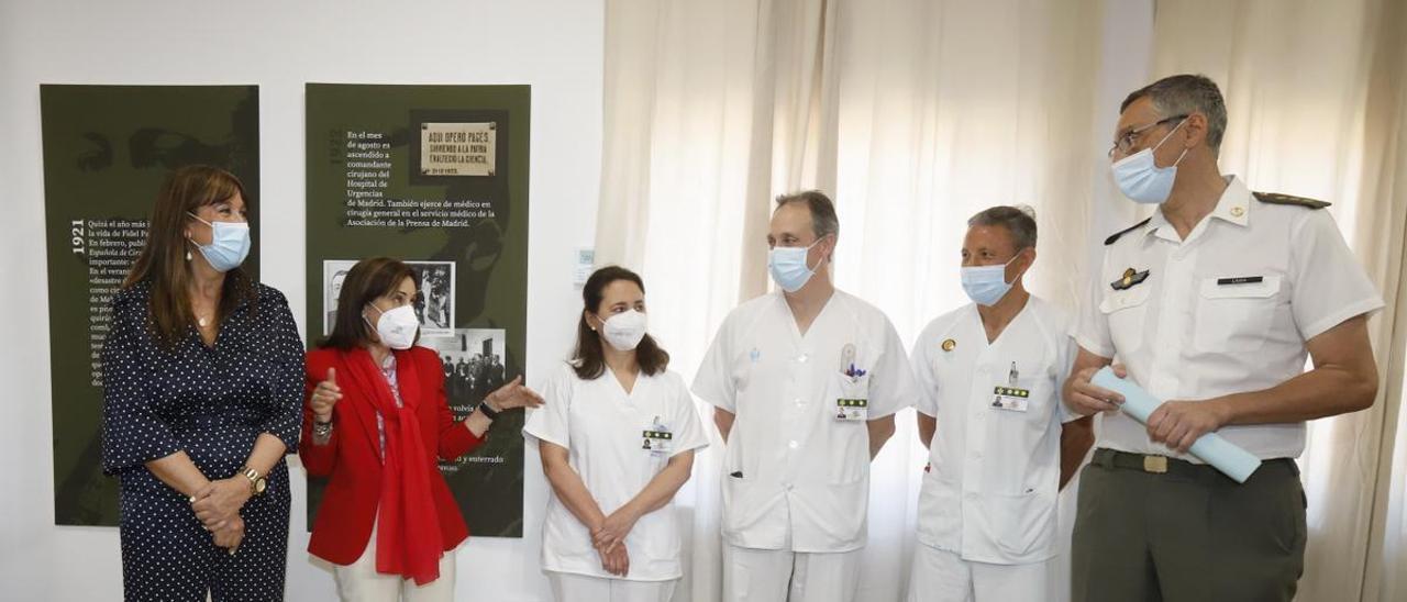 Margarita Robles, segunda por la izquierda, con la consejera Sira Repollés y el equipo médico del hospital general de la Defensa.