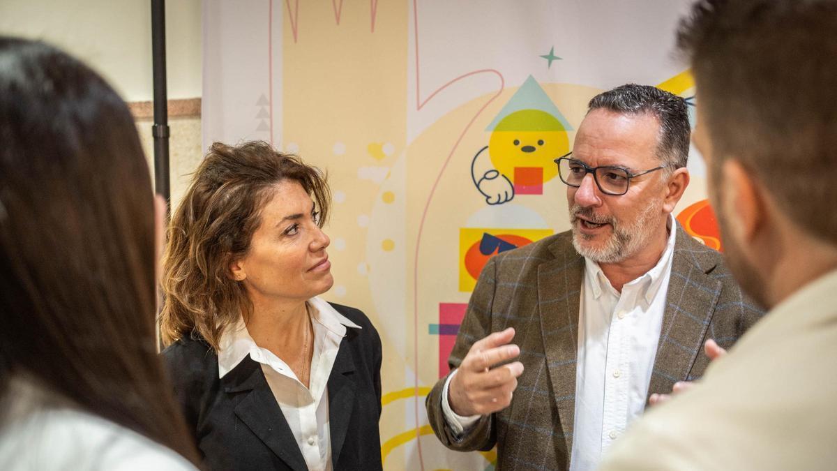 El consejero de Educación, Poli Suárez, en una reunión con directores de centros de Canarias.