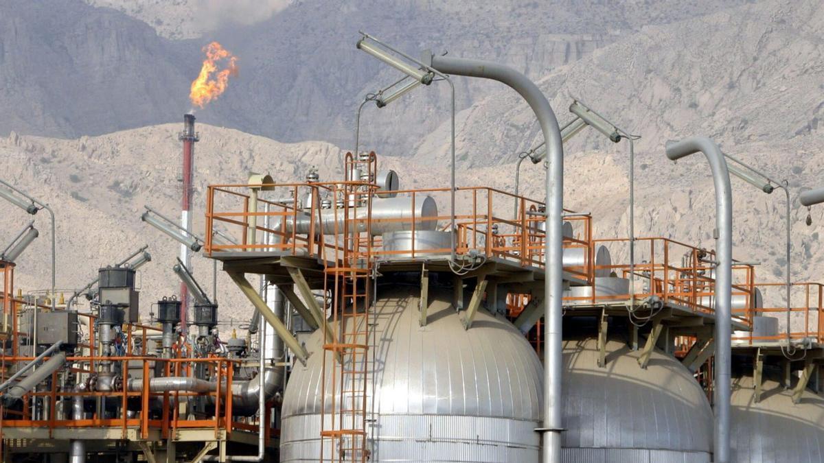 Oriente Próximo | Irán advierte de un «efecto dominó de fuego» tras los ataques a sus plantas petroquímicas