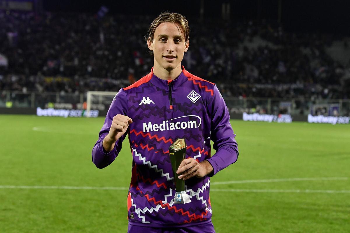 Edoardo Bove con el premio a mejor jugador del partido entre Fiorentina y Roma de 2024.