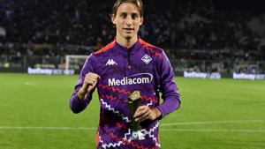 Fiorentinas Edoardo Bove Panini Player of the match during the Serie A Enilive 2024/2025 match between Fiorentina and Roma - Serie A Enilive at Artemio Franchi Stadium - Sport, Soccer - Florence, Italy - Sunday October 27, 2024 (Photo by Stringer/LaPresse)