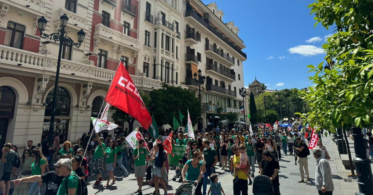 Manifestación en Sevilla por la hueñga docente del 14 de mayo de 2024