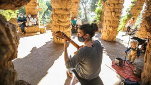 Omar Morales toca con mascarilla en el Park Güell.