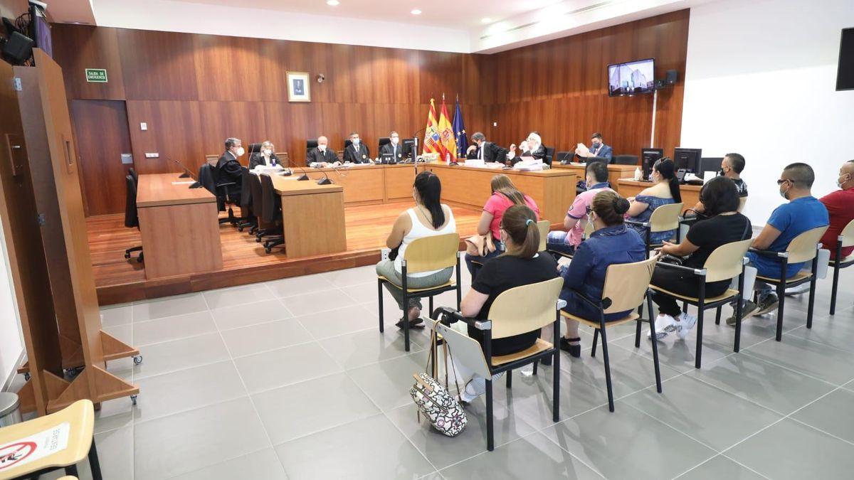 Los acusados, esta mañana, en la sala de vistas de la Audiencia de Zaragoza.