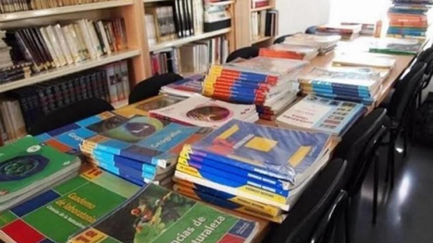 Banco de libros de texto en un colegio preparados para su entrega.