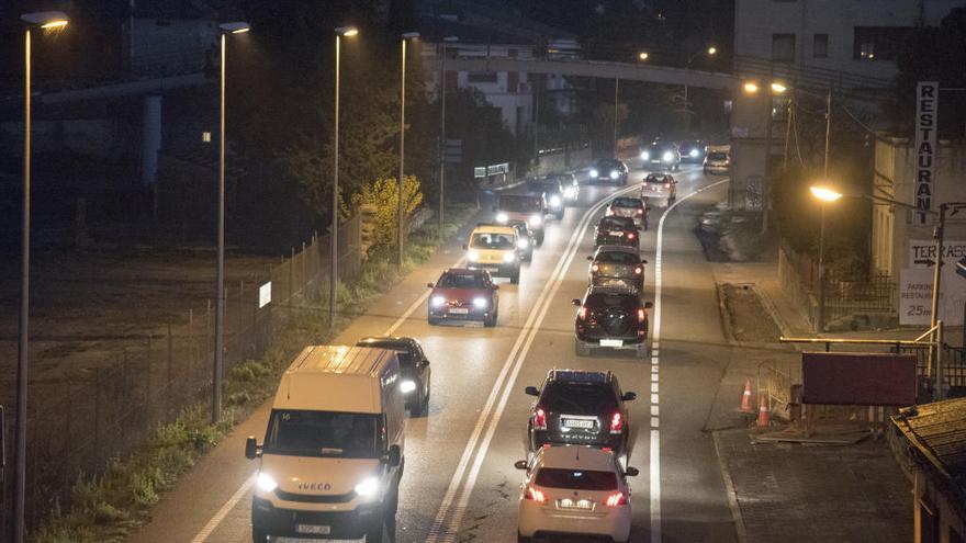 Trànsit intens de vehicles a la C-55, al seu pas per Castellgalí