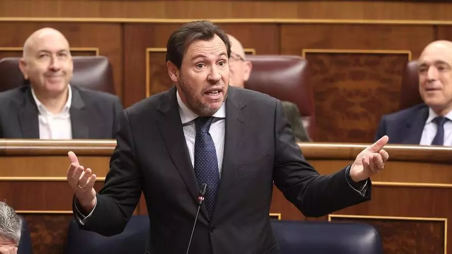 Puente vuelve a valorar positivamente su gestión con Adamuz y acusa a los diputados del PP de "inmorales" con sus preguntas