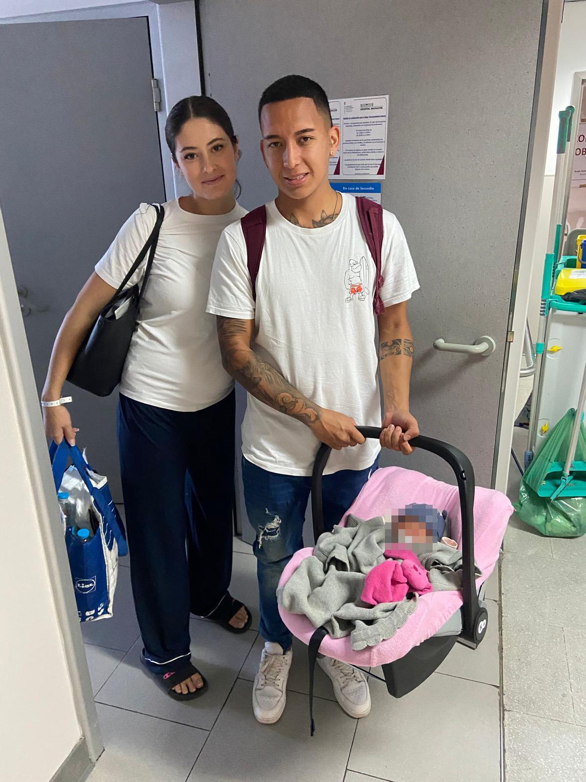 Tara mit Freund Nico und Baby Vega.