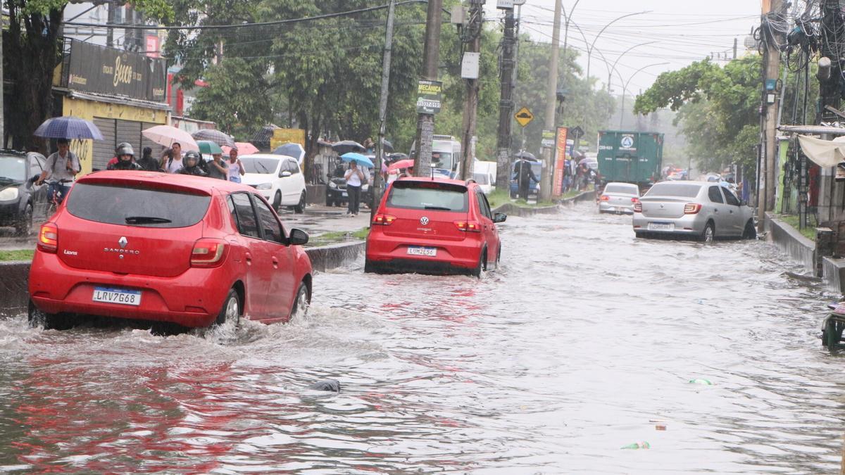 Varios vehículos en una calle inundada en la región de Recife.