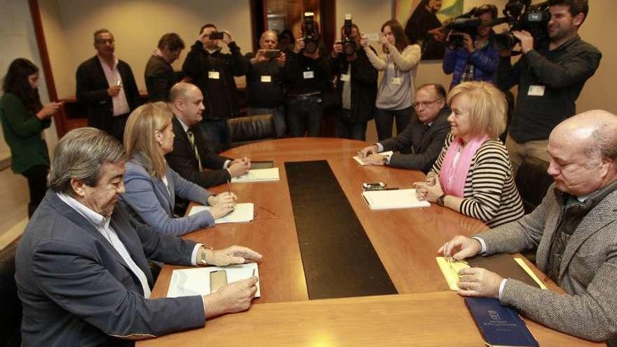 Mercedes Fernández y Luis Venta Cueli, a la derecha, con los dirigentes de Foro para sellar la alianza de las pasadas elecciones generales.